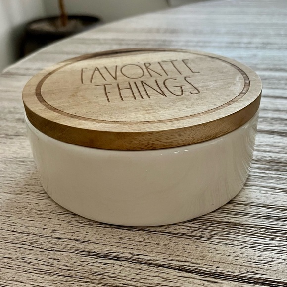 ❌SOLD❌ Rae Dunn “Favorite Things” Ceramic Container - Picture 2 of 3